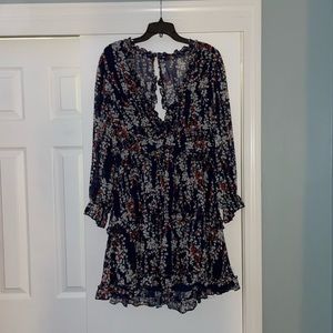 Large and flowy mini dress with light sleeves